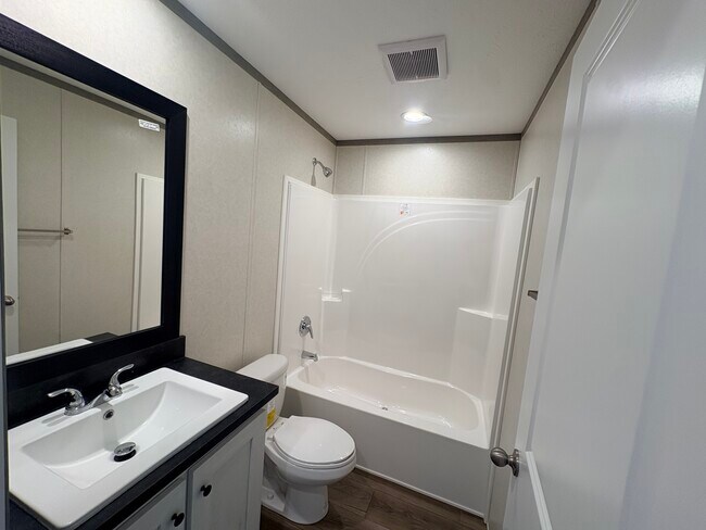 Building Photo - 1820 Green Park Cir