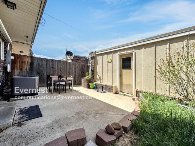 Building Photo - Lovely 3-Bedroom Townhome with Modern Comf...