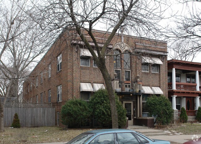 Building Photo - 2621 Pillsbury Ave