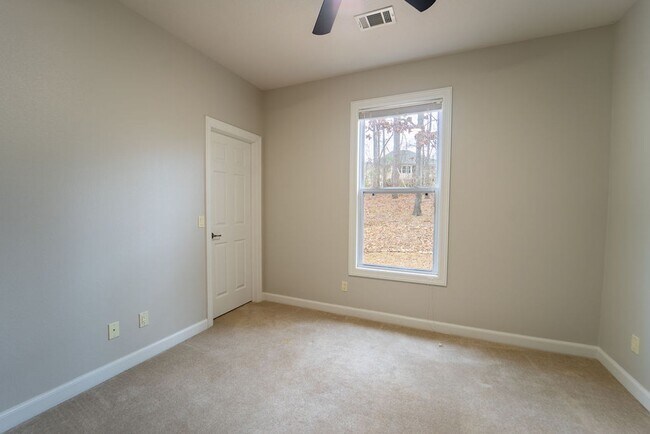 Building Photo - Charming 4 bedroom, 2 bathroom located in the picturesque Hot Springs Village