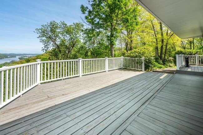 Building Photo - 122 Rivercrest Dr