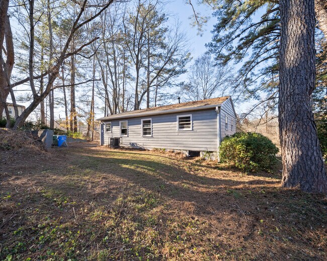 Building Photo - 2371 Swallow Cir SE