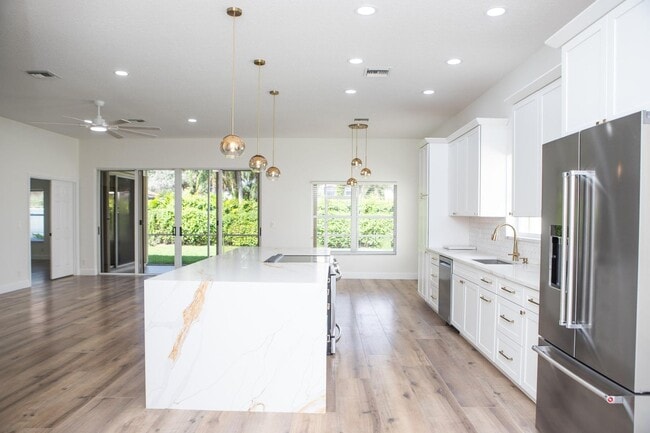 Building Photo - 10881 La Salinas Cir