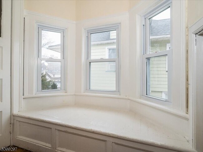 Building Photo - 14 Ravine Ave