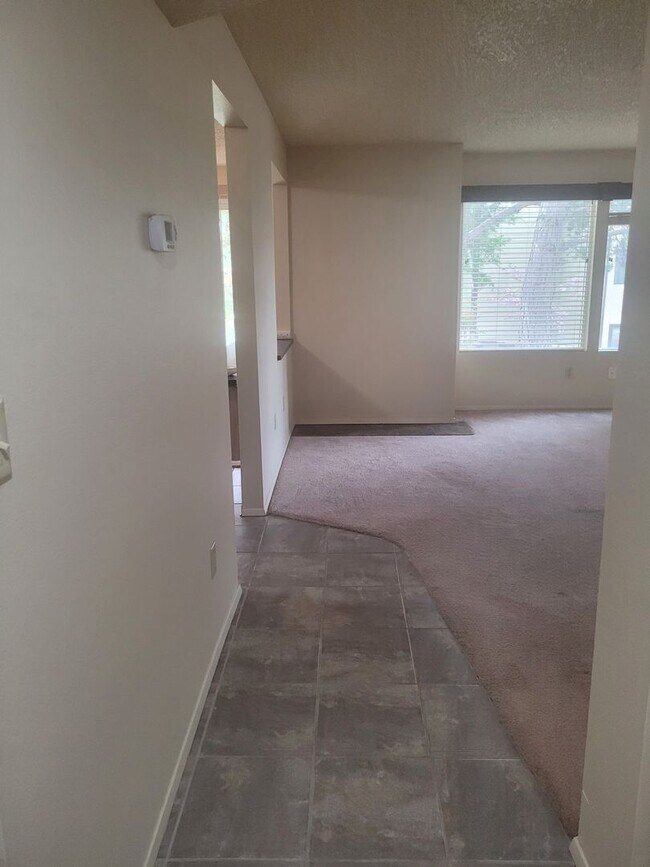 Building Photo - Golf Course Community, Condo