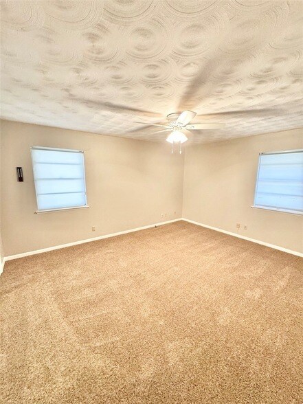 Building Photo - 2261 Springhill Dr