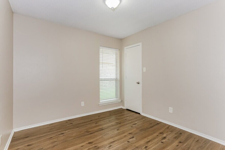 Building Photo - 2618 Butterfield Dr