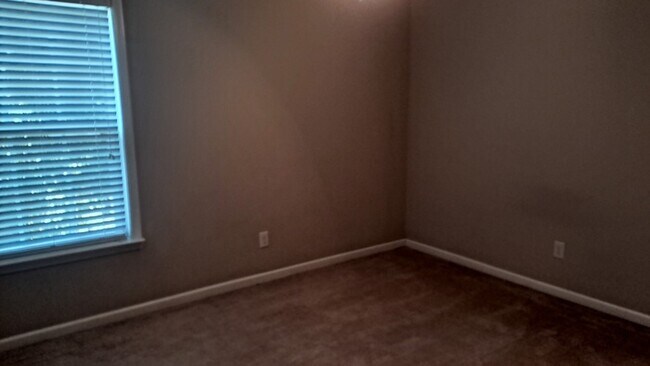 Building Photo - Spacious 3 Bed 2.5 Bath Townhome