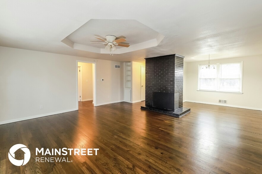 Building Photo - 6412 N Forest Ave