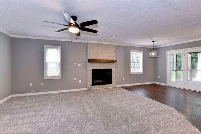Building Photo - Beautifully Renovated Running Man Gem - Co...
