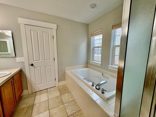 Building Photo - Stunning Home with ~4,000sqft of Living Space In a Great Location!