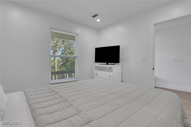 Building Photo - 2700 Gulfview Dr