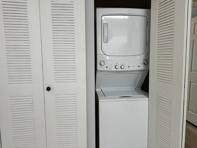 Building Photo - Updated 2BR/1BA Florida Club Condo! Available Soon!