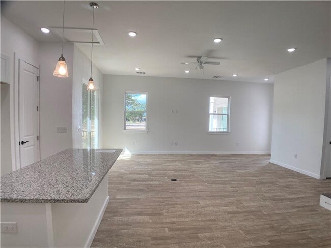 Building Photo - 400 US-290