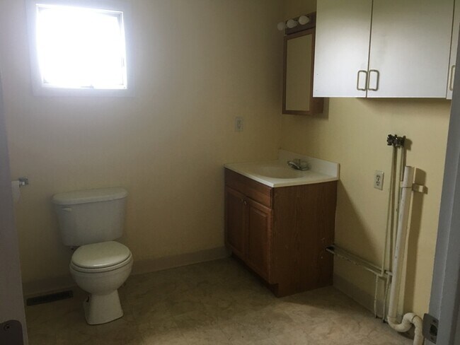 Building Photo - Cozy 3 bedroom 1.5 bath with 2 stall detached garage in country setting