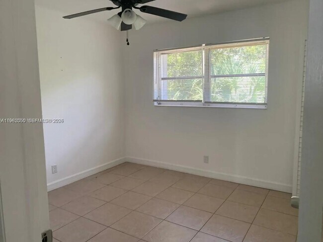 Building Photo - 637 NE 6th Ct