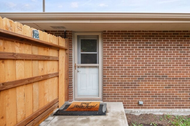 Building Photo - Golden Duplex > Unit is fully furnished feels like NEW!