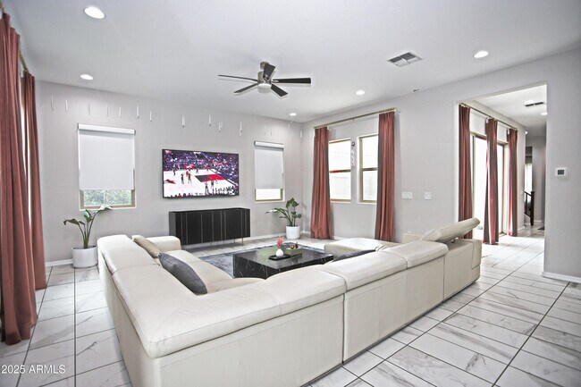 Building Photo - 947 E Ladbroke Way
