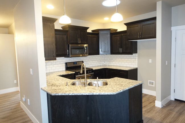 Building Photo - 3-Bedroom Home in Very Private Quiet Setting