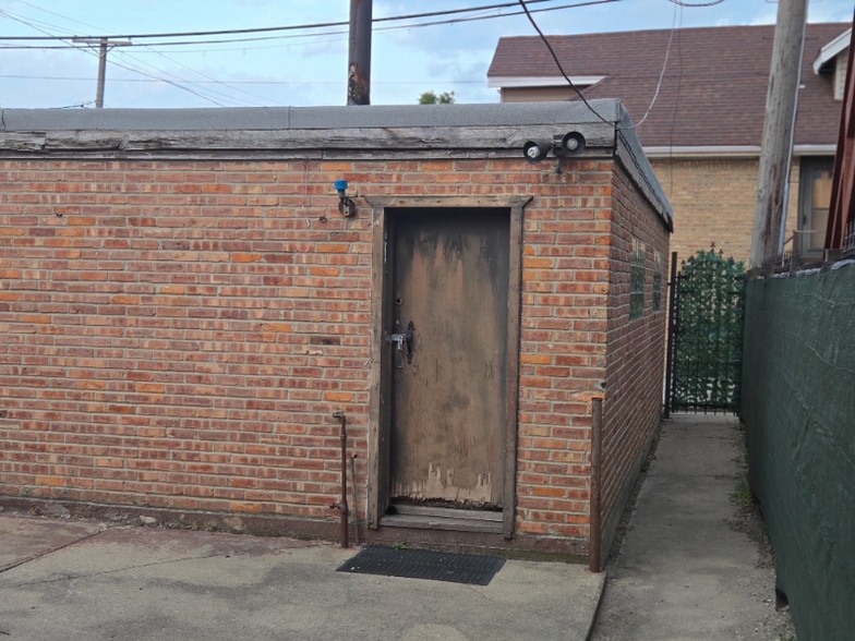 Building Photo - 6319 S Central Ave