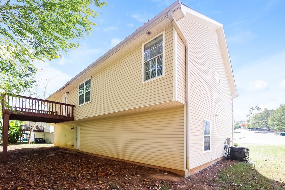 Building Photo - 587 Rosewood Cir