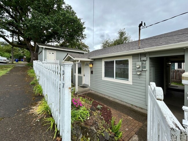 Building Photo - Tranquil 1 Bed, 1 Bath House!