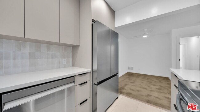 Building Photo - 621 San Vicente Blvd