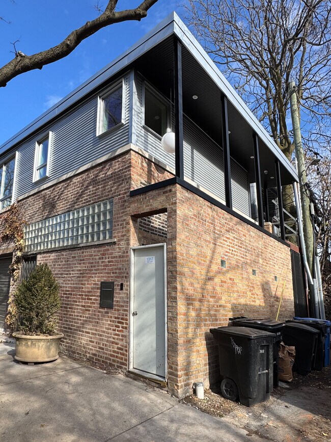 Building Photo - 1317 N Leavitt St