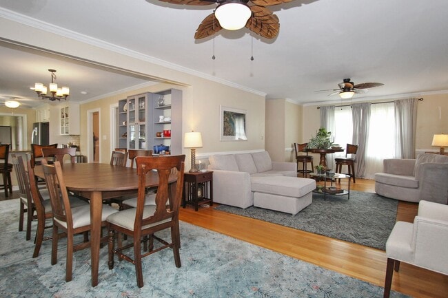 Building Photo - 427 Elizabeth Lake Dr