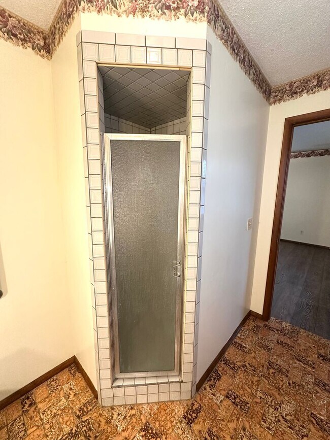 Building Photo - Welcome To Your Spacious Oasis!