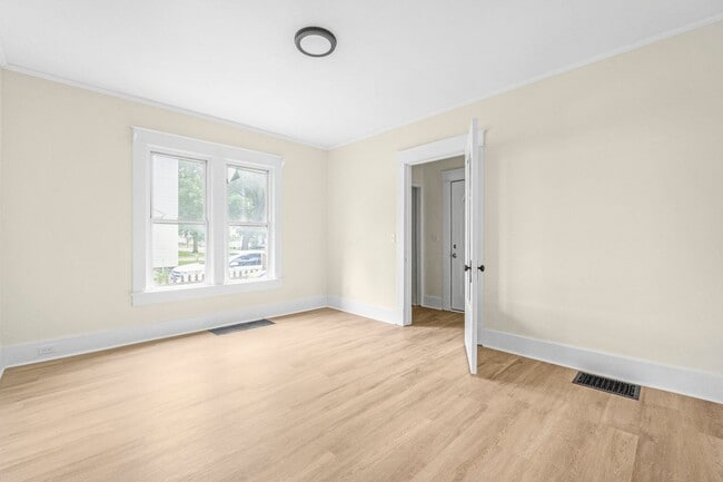 Building Photo - 3 bedroom house in Kendallville! CHRISTMAS...