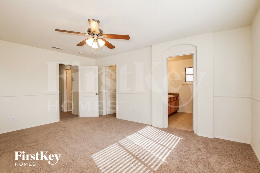 Building Photo - 5157 W Laurel Ave