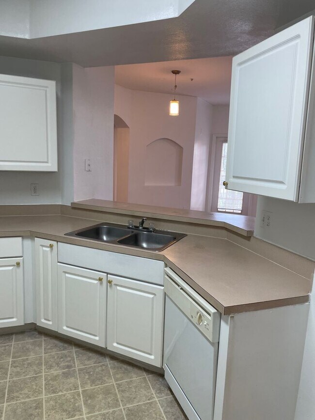 Building Photo - Luxury property. One bedroom condo