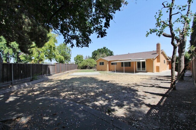 Building Photo - $3,990 - GORGEOUS FOUR BEDROOM HOME IN NOR...