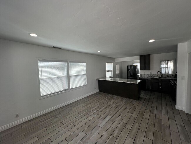 Building Photo - ANDERSON 14101 1/2