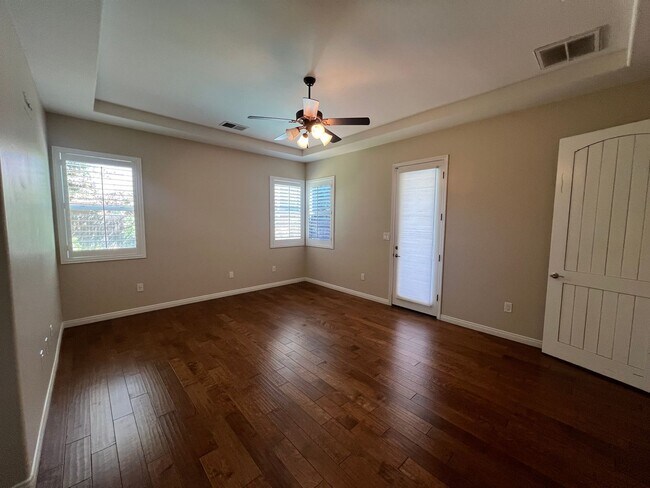 Building Photo - Charming 3 bedroom 2.5 bath!