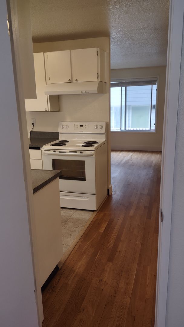 Building Photo - Upper 1bed, off street parking, onsite coi...