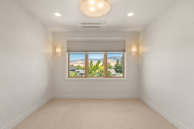 Building Photo - 175 Lithia Way