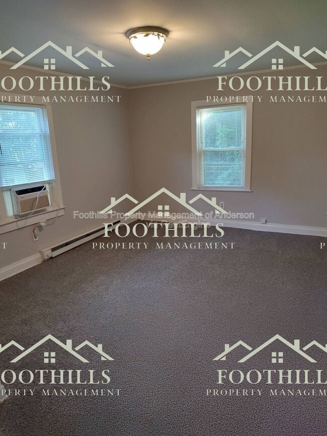 Building Photo - 1302 Robbins Dr