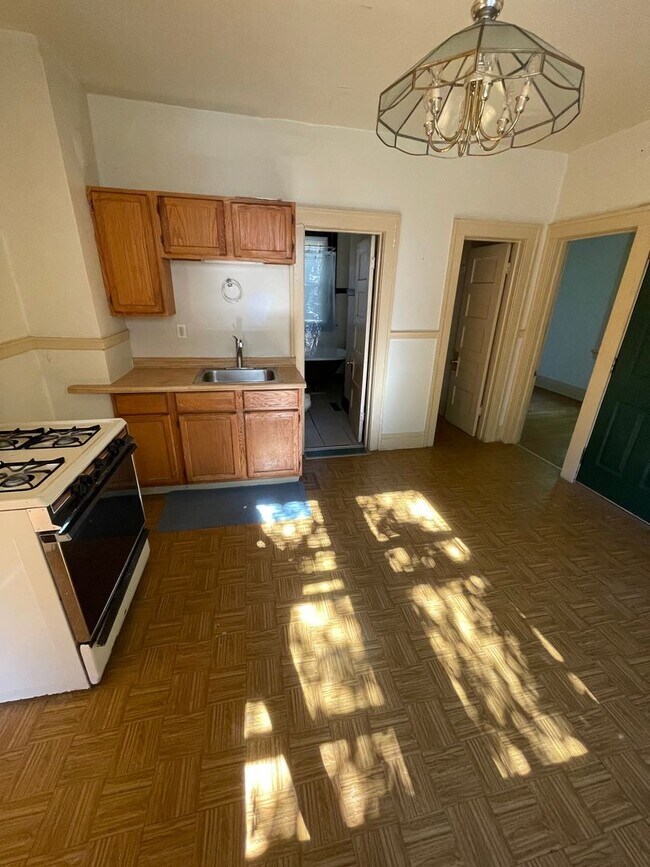 Building Photo - 3 Bedroom 1 Bath in the heart of Lower Eas...