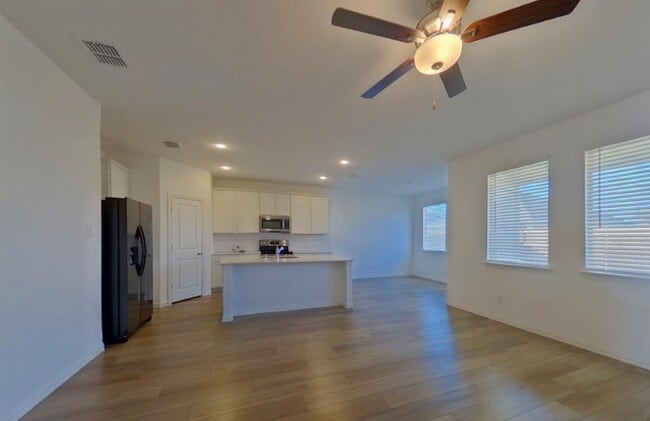 Building Photo - Bright, Spacious, and Ready to Call Home — 4 Bedrooms