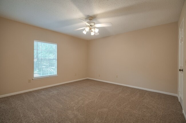 Building Photo - 11 Robin Run Dr