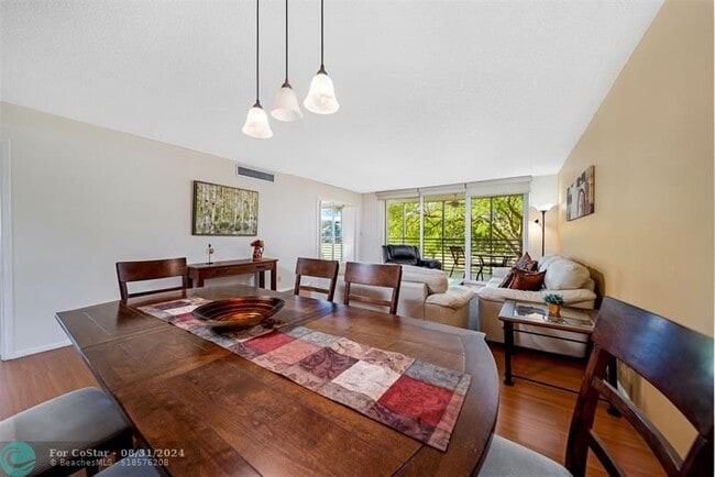 Building Photo - 3507 Oaks Way