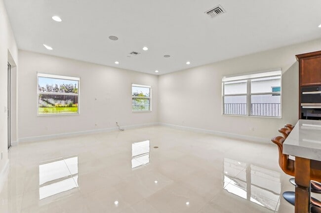 Building Photo - 15030 Wildwood Cir