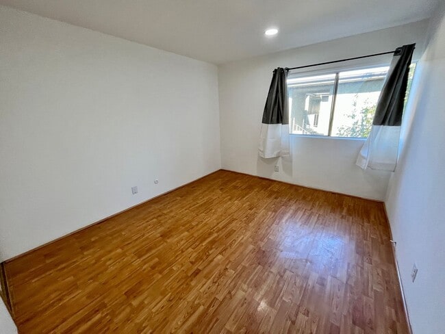 Building Photo - Spacious and bright Lawndale 2-Bed, 2-Bath...
