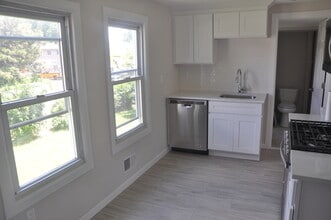 Building Photo - 138 Grove St