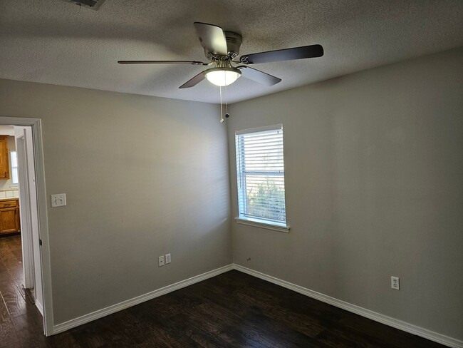 Building Photo - 204 N Cypress St