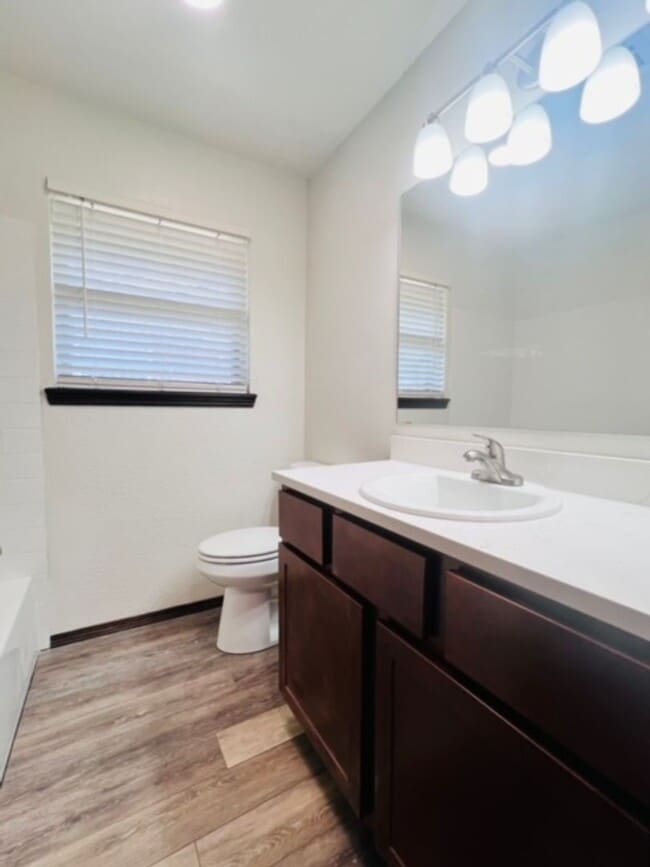 Building Photo - Very nice 3 bed 2 bath home - 1 mile from OU.