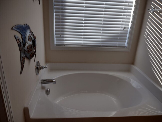 Building Photo - Fabulous Four Bedroom Home in Southeast Columbia!