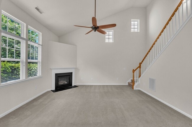 Building Photo - 3 Bedroom Townhome with 2 Car Garage in He...